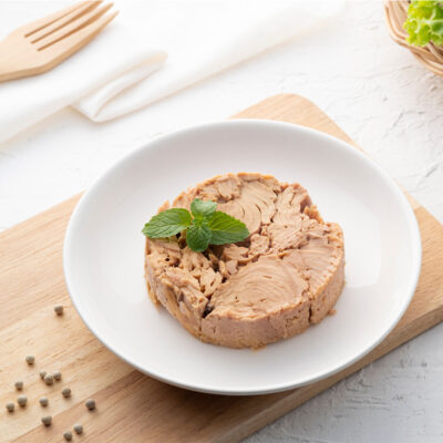 Salade de thon en boîte saine et équilibrée, riche en protéines maigres et acides gras oméga-3